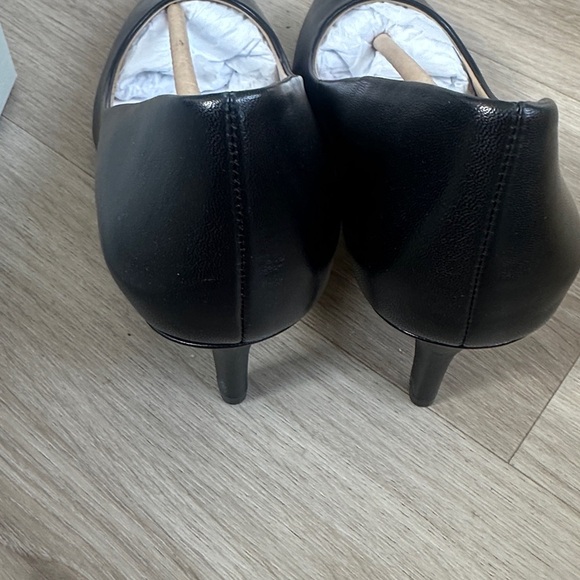 Everly Black Pointed Toe Heels Naturalizer Everly Pump - Picture 6 of 8